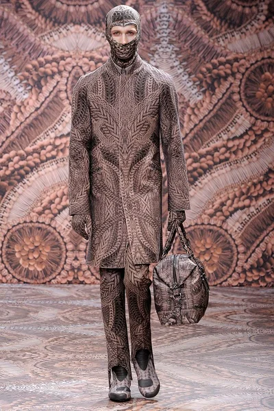 Look 10